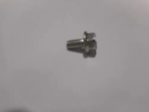 Metallschraube mit gewelltem Kopf und Gewinde, auf weißem Hintergrund, möglicherweise von der Marke Remeha.